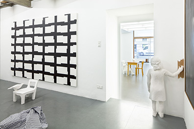 Dominik Lang: "Girl with pigeon and its copies".
Ausstellungsansicht Krobath Wien 2017. 