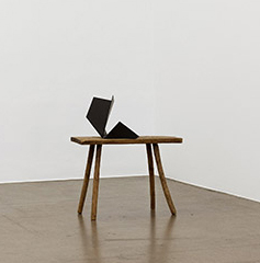 Katja Strunz: Objekt / Object: Metall lackiert / Metal, lacquered 26 x 23 x 22 cm
Holzschemel / Wood stool 44 x 20 x 64
. Rudolf Strobl