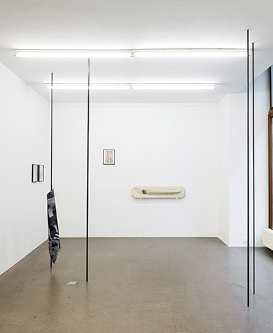 COLLAGE_Jiří Kolář . Jiří Kovanda . Dominik Lang  . Katja Strunz . Sofie Thorsen . Jenni Tischer : Ausstellungsansicht / Installation view
Krobath Wien 2018. Jiri Kovanda