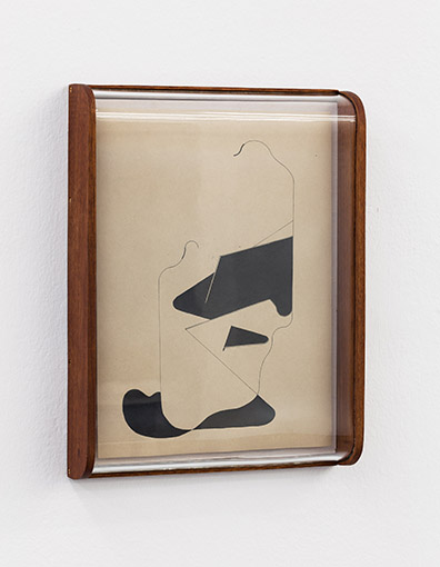 Sebastian Koch: 
Tusche auf Papier, gewölbtes Glas/
Ink on paper, wood, bent glass
34 x 24 x 5 cm
Unikat / Unique. Tobias Pilz