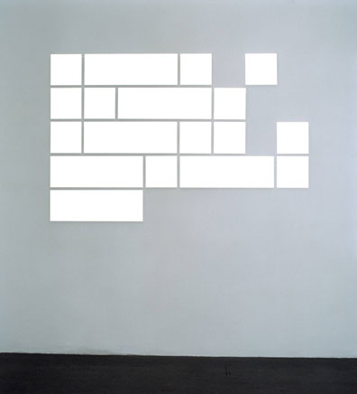 Brigitte Kowanz: 2005, Aluminium, reflektierendes Textil, Lack. 