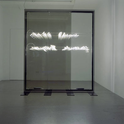 Brigitte Kowanz: 2005, Neon, Zweiwegspiegel, Spiegel, Edelstahl, Eisen, 245 x 210 x 25 cm. 