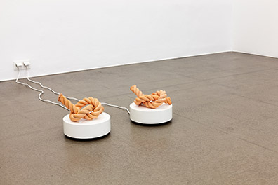 MILIEU _ curated by Mirjam Thomann & Jenni Tischer: Revolving Knots in a Room, 2018
10 Drehbühnen (6 Stk Krobath Installation), gefärbtes Tau/ 10 revolving displays (here: 6), colored rope
je ca / each app. 23 x 25 x 25 cm
Courtesy the artist and Galerie Nagel/Draxler, Berlin/Köln and Krobath Wien Edition 10 mit Unikat Charakter + 1 AP /
Edition of 10 works inimitable character + 1AP. n.b.k./Jens Ziehe, 2014
