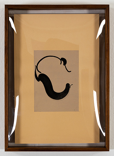 Sebastian Koch: 
Tinte auf Papier, gewölbtes Glas, Holz / ink on paper, arched glass, wood . 