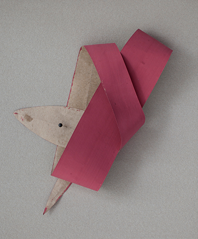  Caroline Corleone[br]Theresa Eipeldauer[br]Anna Meyer[br]Muntean/Rosenblum[br]Haleh Redjaian[br]Esther Stocker[br]Katja Strunz[br]Sofie Thorsen[br]Jenni Tischer: 
&bdquo;Relief&ldquo;, 2019. Graphitpapier auf 
Linoleum, 31,5 x 26,5 x 8 cm. 
Unikat.. 