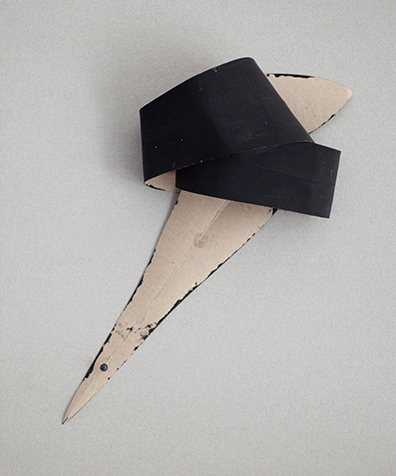  Caroline Corleone[br]Theresa Eipeldauer[br]Anna Meyer[br]Muntean/Rosenblum[br]Haleh Redjaian[br]Esther Stocker[br]Katja Strunz[br]Sofie Thorsen[br]Jenni Tischer: 
&bdquo;Relief&ldquo;, 2019. 
Kunstharzlack auf Papier und Linoleum,
31,5 x 26,5 x 8 cm. 
Unikat.. 