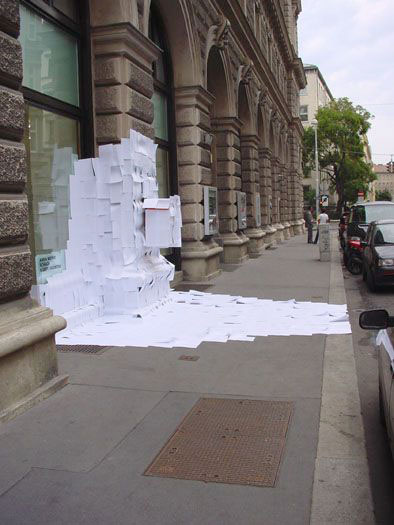 Anna Meyer: Paperwall-Fassade Eschenbachgasse. 