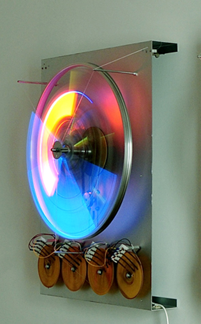 Max Frey: 2007, Fahrradspeiche, CD, Motor, 91 x 73 x 28 cm. 