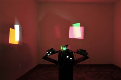 Max Frey: 2007, Diaprojektoren, Spiegelkubus, Sockel
176 x 140 x 140 cm. 