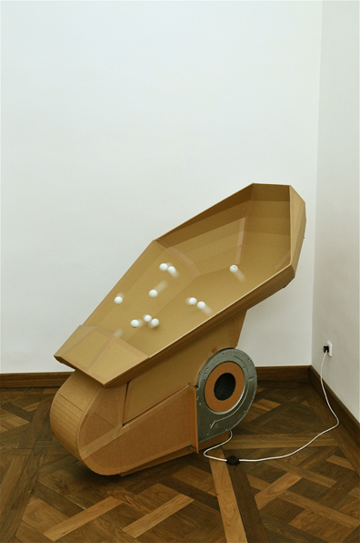 Max Frey: 2007, Karton, Gebläse, Tischtennisbälle 
140 x 115 x 160 cm. 
