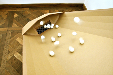 Max Frey: 2007, Karton, Gebläse, Tischtennisbälle
140 x 115 x 160 cm. 