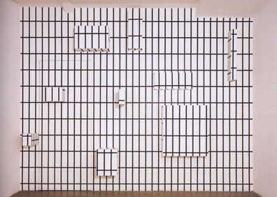 Esther  Stocker: 2003, Acryl auf Wand, Holz, 3,1 x 4,3m. 