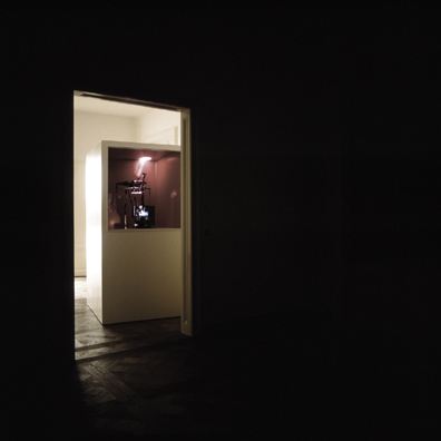 Florian Pumhösl: 2007
Einkanal-Filminstallation, 16mm, s/w, 17 min, Loop, ohne Ton
Installationsansicht, Krobath, Nibelungengasse 11. IMAGNO