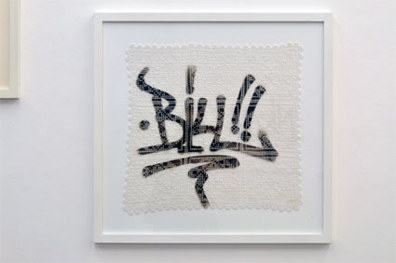 Šejla Kamerić: (aus der Serie "Nigel U Go!")
Schwarze Graffiti auf weißer Häkeldecke. 