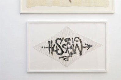 Šejla Kamerić: (aus der Serie "Nigel U Go!")
Schwarze Graffiti auf weißer Häckeldecke. 
