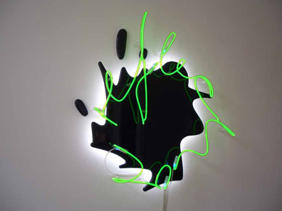 Brigitte Kowanz: 2010
LED, Neon, Holz, 101 x 98 x 15 cm. 