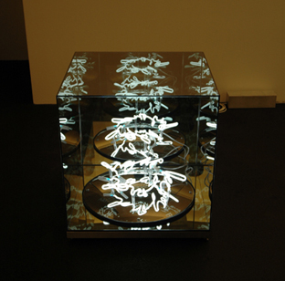 Brigitte Kowanz: 2008
Neon, Spiegel, 70 x 70 x 70 cm. 