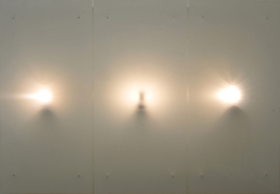 Brigitte Kowanz: 1997
Neonobjekt, Signallampen, Acrylglas, Eisen, ges. 230 x 330 x 22 cm. 