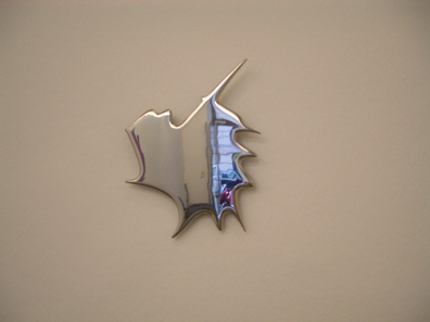 Brigitte Kowanz: 2009
Stahl, poliert, 25 x 20 x 2 cm. 