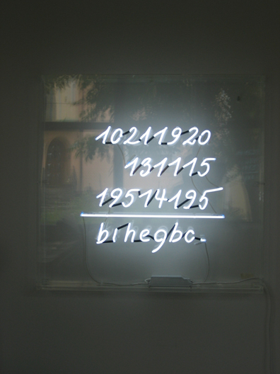 Brigitte Kowanz: 2010
Neon, Acrylglas, 100 x 105 x 13 cm. 