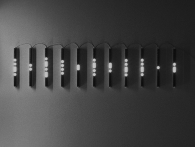 Brigitte Kowanz: 1997
Leuchtstofflampen, Acryllglasrohre, Lack. 