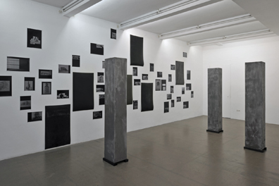 Andreas Golinski: 7 Skulpturen (je 204 x 30 x 40 cm) plus Wandinstallation bestehend aus 7 Gummimatten und 43 Collagen, Dimensionen variabel, Unikat, 2010. 