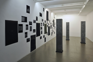 Andreas Golinski: 7 Skulpturen (je 204 x 30 x 40 cm) plus Wandinstallation bestehend aus 7 Gummimatten und 43 Collagen, Dimensionen variabel, Unikat, 2010. 