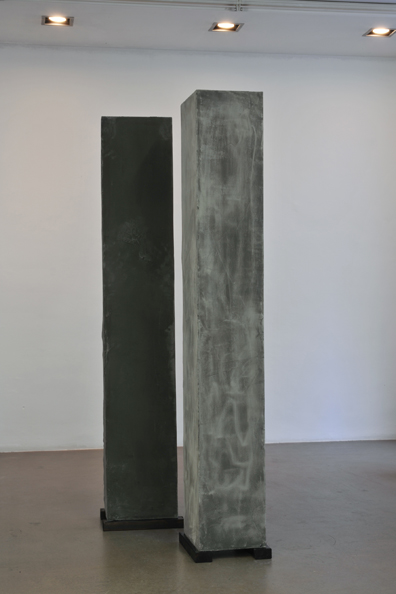 Andreas Golinski:  Skulpturen (je 204 x 30 x 40 cm). 
