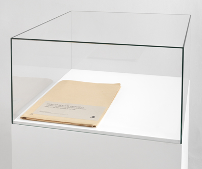 Dorit Margreiter: O.T., Sockel, Vitrine, Mappe, 130 x 50 x 50 cm. 