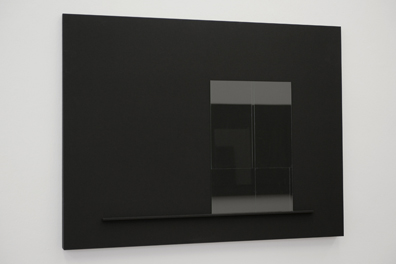 Florian Pumhösl: 2011, Unikat, 120 x 90 cm
Mehrteiliges Relief bestehend aus MDF-Trägerplatte,
mit schwarzem Buchbinderleinen kaschiert und
Montage aus 2 mm Floatglas rectangles (6-teilig). 