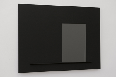 Florian Pumhösl: 2011, Unikat, 120 x 90 cm
Mehrteiliges Relief bestehend aus MDF-Trägerplatte,
mit schwarzem Buchbinderleinen kaschiert und
Montage aus 2 mm Floatglas rectangles (6-teilig). 