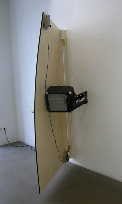 Thomas Baumann: 2005
Holz, Aluminium, Tonabnehmer, Verstärker, Stahlseil  
220 x 109 x 65 cm. 