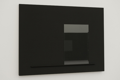 Florian Pumhösl: 2011, Unikat, 120 x 90 cm
Mehrteiliges Relief bestehend aus MDF-Trägerplatte,
mit schwarzem Buchbinderleinen kaschiert und
Montage aus 2 mm Floatglas rectangles (6-teilig). 