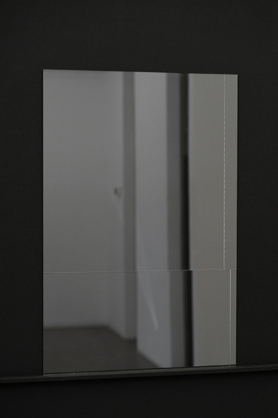 Florian Pumhösl: 2011, Unikat, 120 x 90 cm
Mehrteiliges Relief bestehend aus MDF-Trägerplatte,
mit schwarzem Buchbinderleinen kaschiert und
Montage aus 2 mm Floatglas rectangles (6-teilig). 