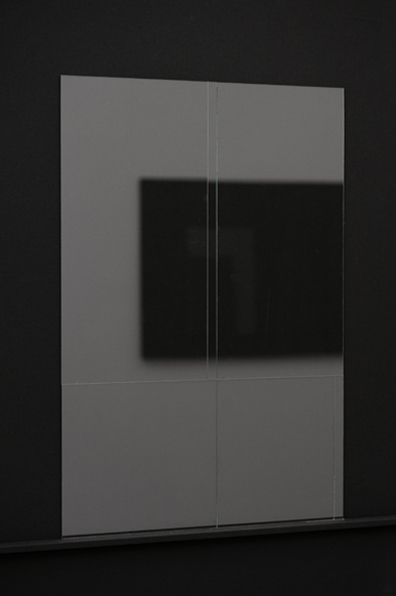 Florian Pumhösl: 2011, Unikat, 120 x 90 cm
Mehrteiliges Relief bestehend aus MDF-Trägerplatte,
mit schwarzem Buchbinderleinen kaschiert und
Montage aus 2 mm Floatglas rectangles (6-teilig). 