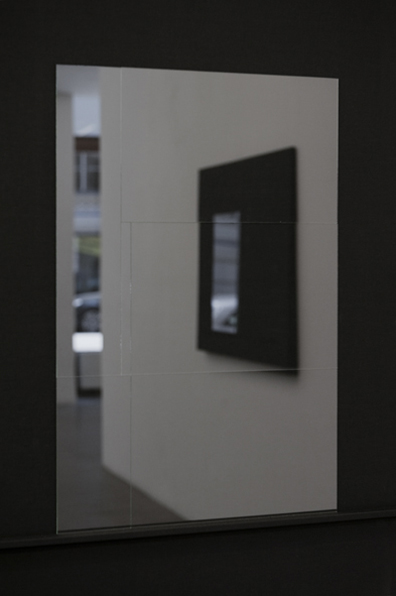 Florian Pumhösl: 2011, Unikat, 120 x 90 cm
Mehrteiliges Relief bestehend aus MDF-Trägerplatte,
mit schwarzem Buchbinderleinen kaschiert und
Montage aus 2 mm Floatglas rectangles (6-teilig). 