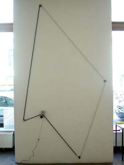 Thomas Baumann: 2005
Gummiseil, Motor, Rollen
276 x 146 x 15 cm. 