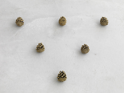 Ugo Rondinone: still.life. (six pine cones in a triangle), 2011
Bronze, Blei, Farbe
7 x 57 x 47 cm
3 + 1 AP. Ugo Rondinone und Krobath Wien &#9474; Berlin