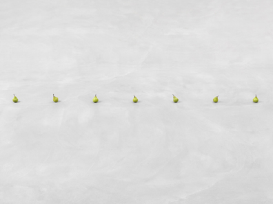 Ugo Rondinone: still.life. (seven pears in a line), 2011
Bronze, Blei, Farbe
10,5 x 360 x 7,5 cm
3 + 1 AP. Ugo Rondinone und Krobath Wien &#9474; Berlin