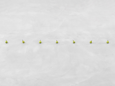 Ugo Rondinone: still.life. (seven pears in a line), 2011
Bronze, Blei, Farbe
10,5 x 360 x 7,5 cm
3 + 1 AP. Ugo Rondinone und Krobath Wien &#9474; Berlin