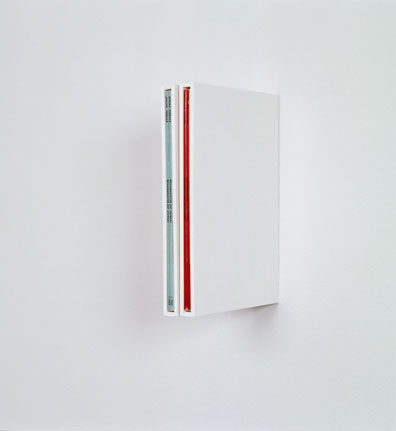 black/white & chewing gum: Ohne Titel (Wolkenkratzer), 2006, zweiteilig, Acrylplatten, Kunstmagazine, 30,7 x 2,5 x 22 cm. 
