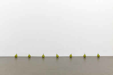 Ugo Rondinone: Krobath Wien 2012
still.life. (seven pears in a line), 2011
Bronze, Blei, Farbe
10,5 x 360 x 7,5 cm
3 + 1 AP. Ugo Rondinone und Krobath Wien &#9474; Berlin