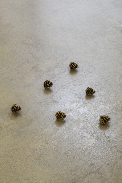 Ugo Rondinone: Krobath Wien 2012
still.life. (six pine cones in a triangle), 2011
Bronze, Blei, Farbe
7 x 57 x 47 cm
3 + 1 AP. Ugo Rondinone und Krobath Wien &#9474; Berlin
