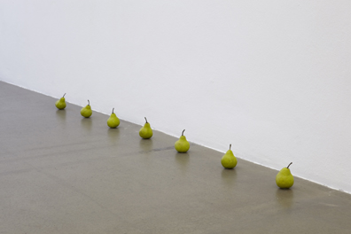 Ugo Rondinone: Krobath Wien 2012
still.life. (seven pears in a line), 2011
Bronze, Blei, Farbe
10,5 x 360 x 7,5 cm
3 + 1 AP. Ugo Rondinone und Krobath Wien &#9474; Berlin